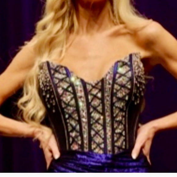 Elegant Evening Gown - Picture 5 of 5